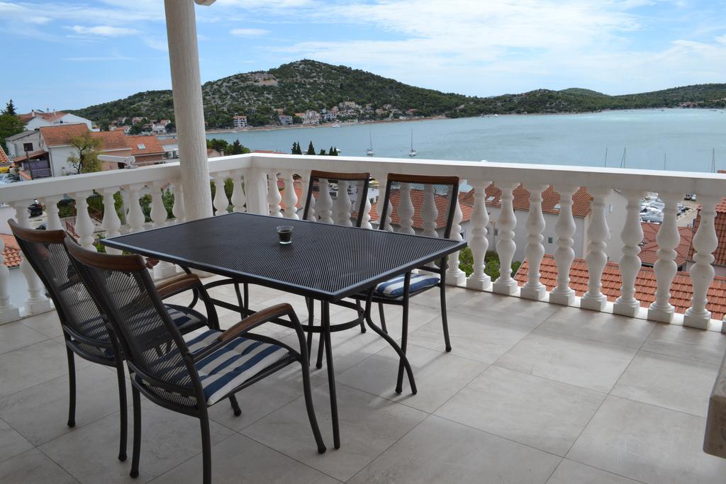 Villa I Karma Tisno Buitenkant foto